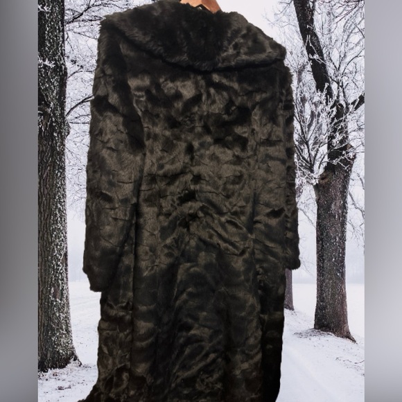 Luxurious & Elegant Black Faux Fur Coat - Picture 11 of 12